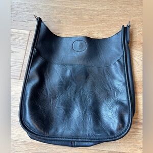 Ah-dorned black leather purse